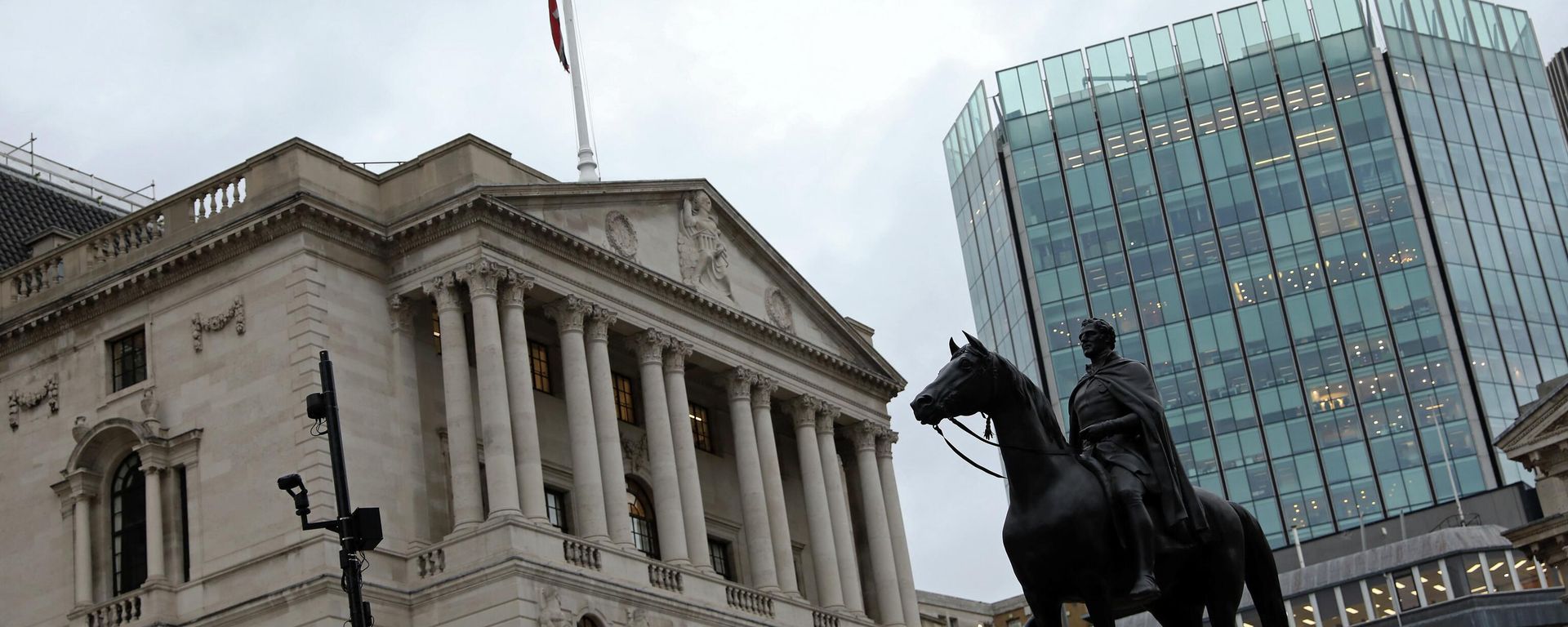 The Bank of England, Britain's central bank, is pictured in the City of London on November 2, 2022. The Bank of England, Britain's central bank, is pictured in the City of London on November 2, 2022. - Sputnik International, 1920, 15.12.2022
