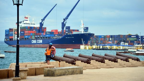 People stand on a quay at the port in Zanzibar on January 7, 2013.  - Sputnik International