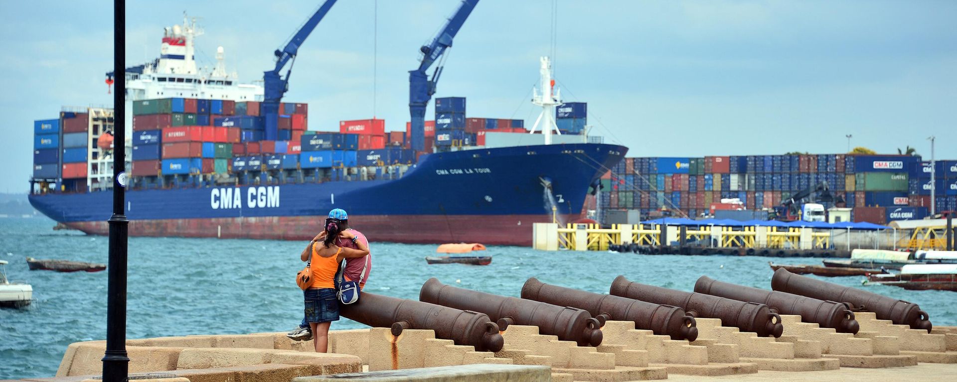 People stand on a quay at the port in Zanzibar on January 7, 2013.  - Sputnik International, 1920, 03.11.2022