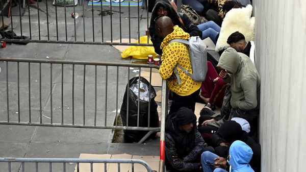 Asylum seekers wait outside the headquarters of the Fedasil Federal Agency, where the registration of asylum seekers starts, in Brussels on August 29, 2022. - Sputnik International