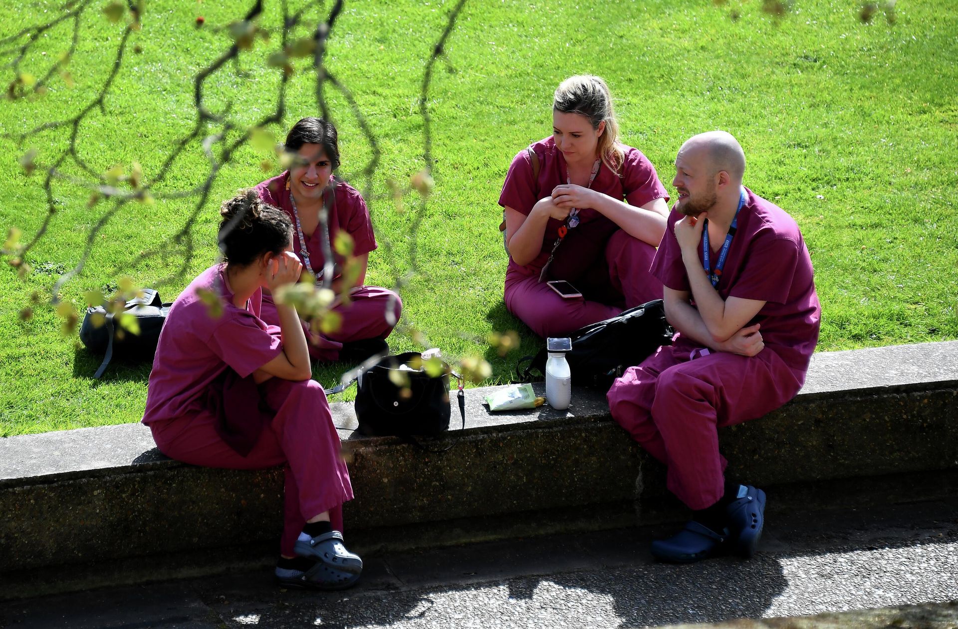 Hospital staff take a break outside St Thomas' Hospital in central London. - Sputnik International, 1920, 04.11.2022