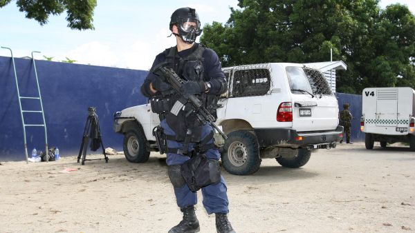 Heavily armed police and soldiers guard the Magistrates Court as opposition Member of Parliament, Charles Dausabea appears in court under heavy security, in Honiara - Sputnik International