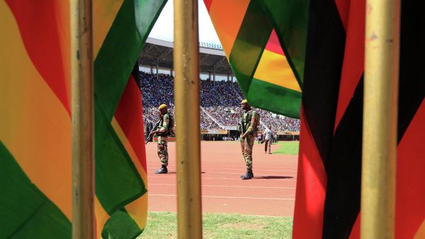 Armed Zimbabwean soldiers are seen from behind the Zimbabwean flag, during Zimbabwe's 36th Independence celebrations in Harare, Monday, April, 18, 2016. - Sputnik International