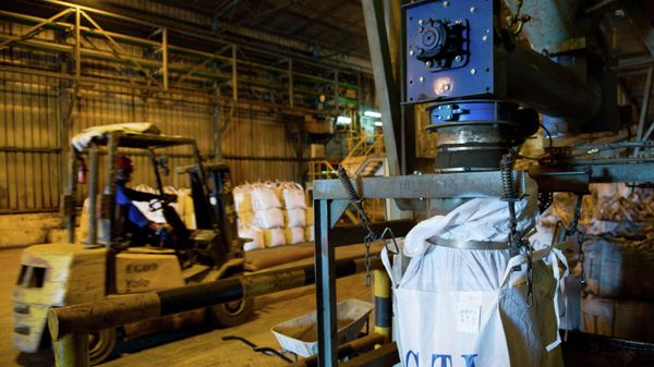 A worker drives a fork-lift past a machine pouring a mixture of copper and cobalt in a bag at the STL (Société pour le traitement du terril de Lubumbashi or Company for the treatment of the slap heap of Lubumbashi) processing plant in Lubumbashi during a maintenance day on December 1, 2011. - Sputnik International