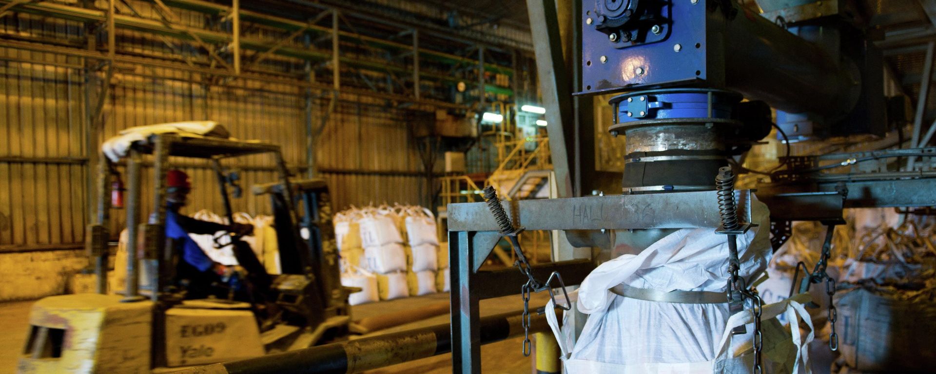 A worker drives a fork-lift past a machine pouring a mixture of copper and cobalt in a bag at the STL (Société pour le traitement du terril de Lubumbashi or Company for the treatment of the slap heap of Lubumbashi) processing plant in Lubumbashi during a maintenance day on December 1, 2011. A worker drives a fork-lift past a machine pouring a mixture of copper and cobalt in a bag at the STL (Société pour le traitement du terril de Lubumbashi or Company for the treatment of the slap heap of Lubumbashi) processing plant in Lubumbashi during a maintenance day on December 1, 2011. - Sputnik International, 1920, 04.11.2022