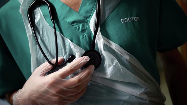 A junior doctor holds his stethoscope - Sputnik International