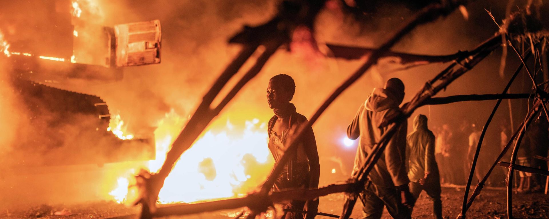People walk by U.N. vehicles which were set on fire, in Goma, Democratic Republic of Congo, Tuesday Nov. 1, 2022. People walk by U.N. vehicles which were set on fire, in Goma, Democratic Republic of Congo, Tuesday Nov. 1, 2022. - Sputnik International, 1920, 05.11.2022