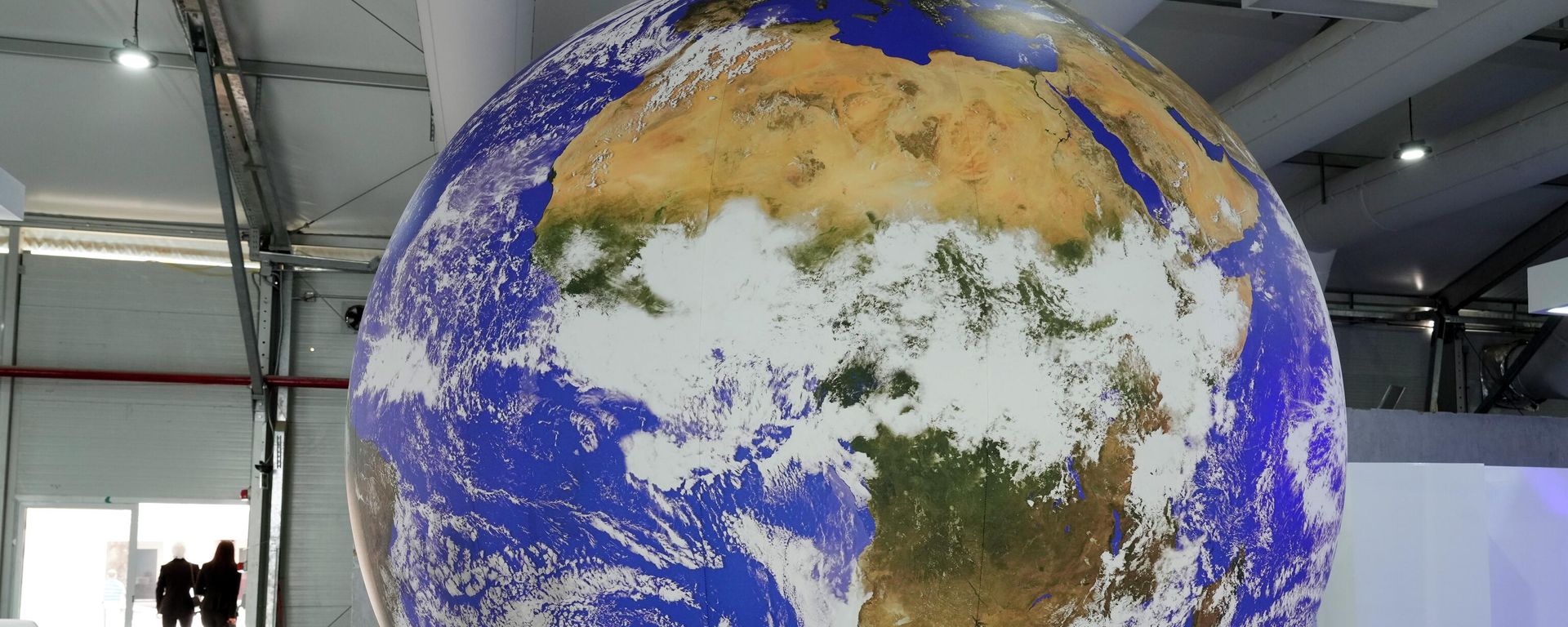 The American continent is seen on a revolving globe in a booth at the convention center hosting the COP27 U.N. Climate Summit, Saturday, Nov. 5, 2022, in Sharm el-Sheikh, Egypt. - Sputnik International, 1920, 05.11.2022