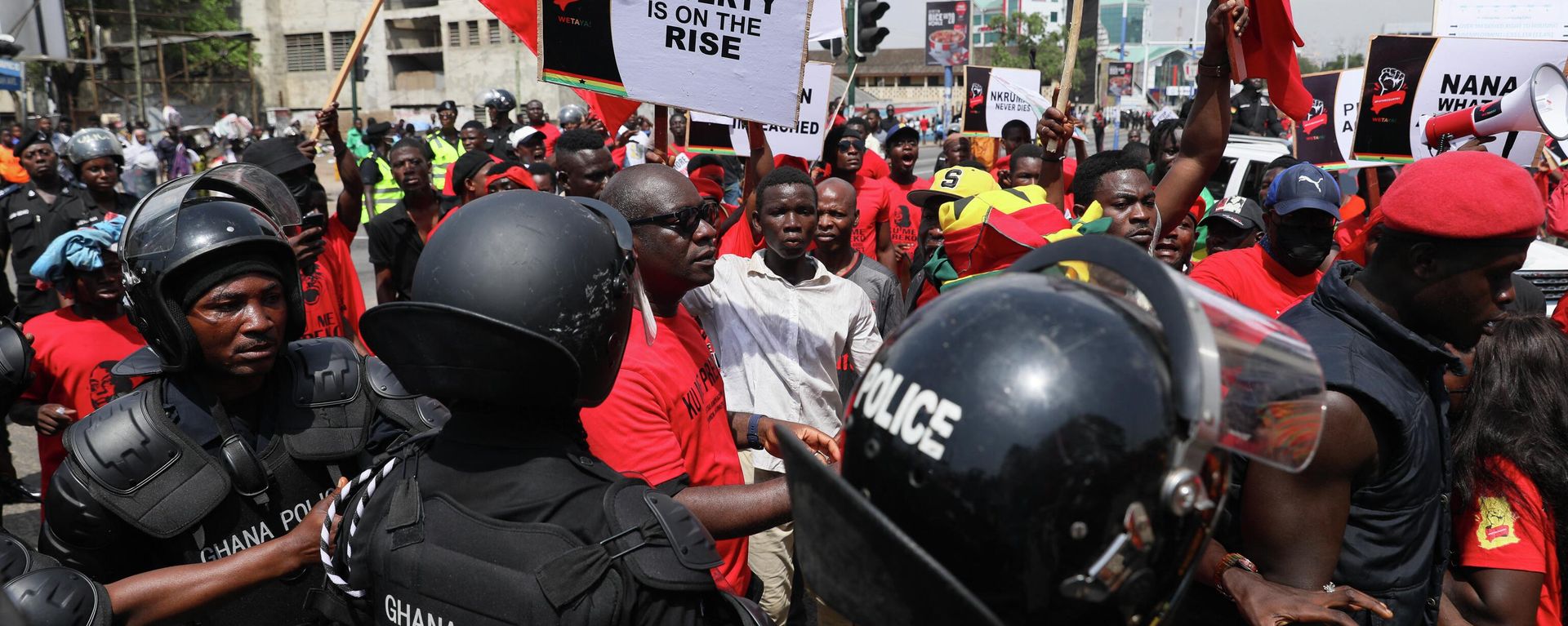 Police officers stand guard as protesters march during a demonstration on the current Cedi currency depreciation in the history of the country, a hike in fuel prices, and the general economic hardship, and asking Ghana President Nana Akufo-Addo and his deputy Mahamudu Bawumia to resign, in Accra, Ghana, on November 5, 2022. Police officers stand guard as protesters march during a demonstration on the current Cedi currency depreciation in the history of the country, a hike in fuel prices, and the general economic hardship, and asking Ghana President Nana Akufo-Addo and his deputy Mahamudu Bawumia to resign, in Accra, Ghana, on November 5, 2022. - Sputnik International, 1920, 06.11.2022