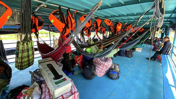 Foreign and Peruvian tourist wait in the boat where they have been detained at the Cuninico community in Loreto, north of Peru, on November 4, 2022. - Sputnik International