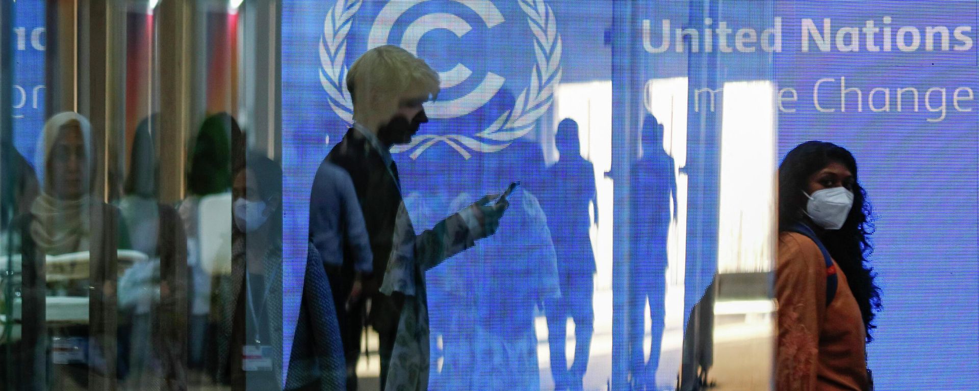 Participants walk at the Sharm el-Sheikh International Convention Centre, on the first day of the COP27 climate summit, in Egypt's Red Sea resort city of Sharm el-Sheikh, on November 6, 2022 - Sputnik International, 1920, 07.11.2022
