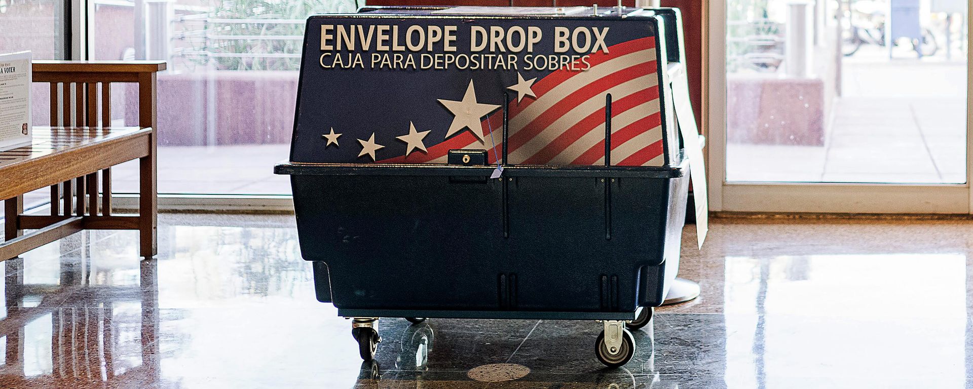 A dropbox is pictured ahead of the midterm elections at the City Hall in Mesa, Arizona, on October 25, 2022 A dropbox is pictured ahead of the midterm elections at the City Hall in Mesa, Arizona, on October 25, 2022 - Sputnik International, 1920, 07.11.2022