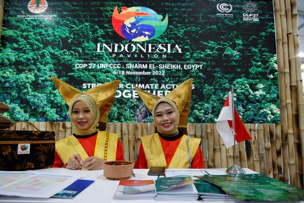 Hostesses greet participants and delegates at the Indonesia pavillon inside the Sharm El Sheikh International Convention Centre, on the first day of the COP27 climate summit, in Egypt's Red Sea resort city of Sharm el-Sheikh, on November 6, 2022. - Sputnik International