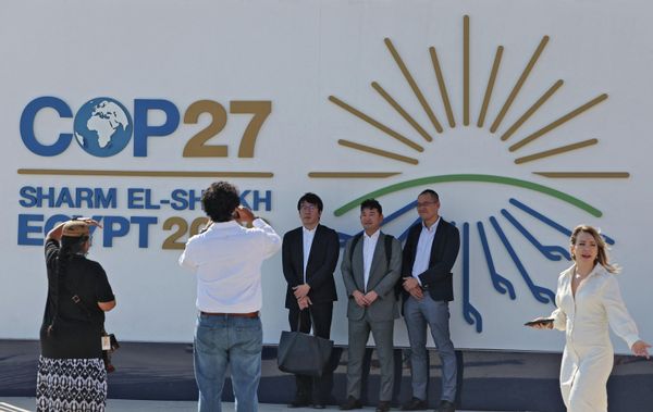 Participants pose for pictures during the COP27 climate summit at the Sharm El Sheikh International Convention Centre, in Egypt's Red Sea resort of the same name, on November 7, 2022. - Sputnik International