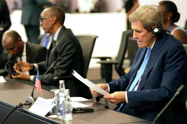 US Special Presidential Envoy for Climate John Kerry (R) reads a document during a meeting at the COP27 climate summit, in Egypt's Red Sea resort city of Sharm el-Sheikh on November 7, 2022. - Sputnik International