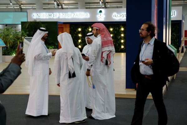 Participants gather in front of the Saudi stand inside the Sharm El Sheikh International Convention Centre, on the first day of the COP27 climate summit, in Egypt's Red Sea resort city of Sharm el-Sheikh, on November 6, 2022. - Sputnik International