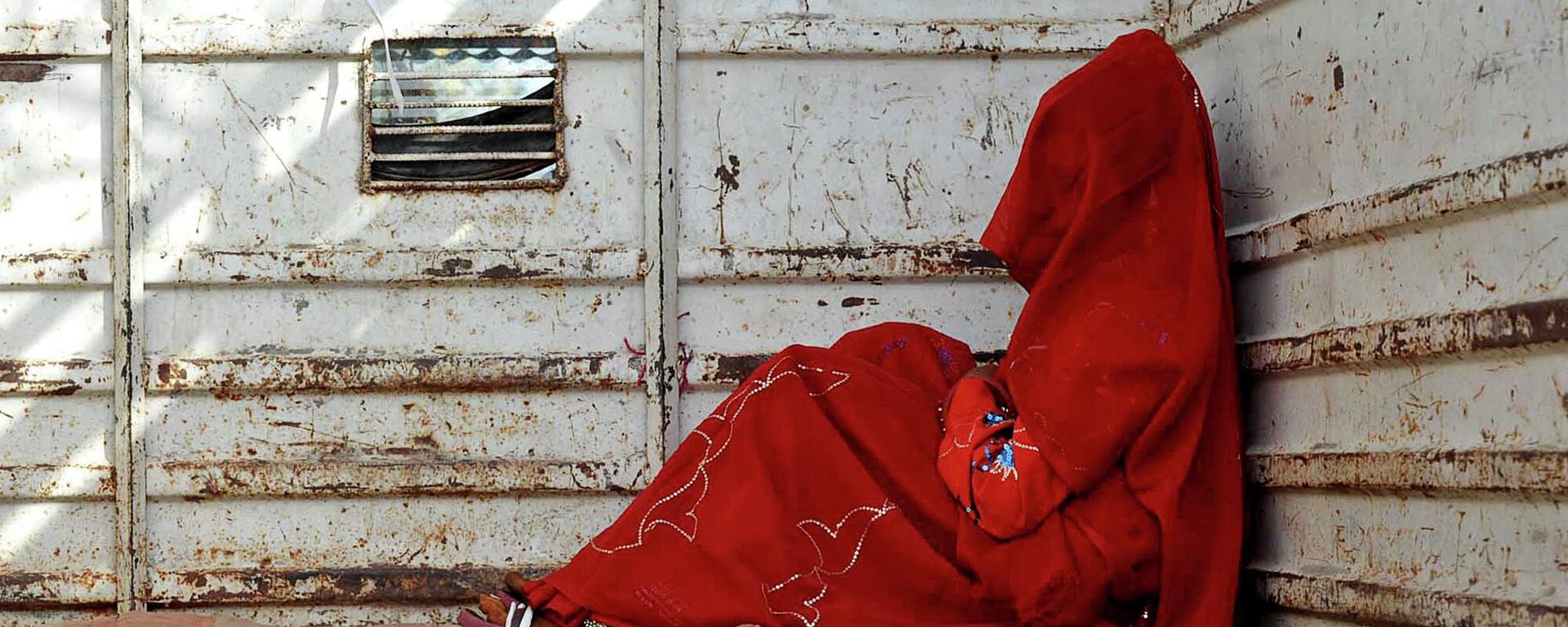 In this May 7, 2011 file photo, 7-year-old child bride sits in the back of a truck as she waits for the rest of her family members after being wed, at Biaora, about 135 kilometers from Bhopal, India. In this May 7, 2011 file photo, 7-year-old child bride sits in the back of a truck as she waits for the rest of her family members after being wed, at Biaora, about 135 kilometers from Bhopal, India. - Sputnik International, 1920, 28.10.2022