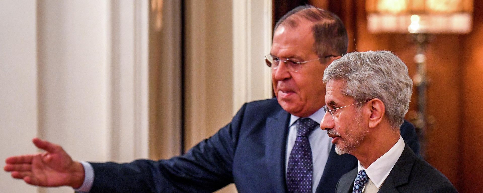 Russian Foreign Minister Sergei Lavrov (L) welcomes Indian Foreign Secretary Subrahmanyam Jaishankar ahead of their meeting in Moscow on August 28, 2019. Russian Foreign Minister Sergei Lavrov (L) welcomes Indian Foreign Secretary Subrahmanyam Jaishankar ahead of their meeting in Moscow on August 28, 2019. - Sputnik International, 1920, 07.11.2022