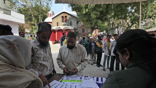 Indian Muslims look for their names in the voters' list at a polling station inside a Church complex in New Delhi, India, Saturday, Feb. 8, 2020. - Sputnik International