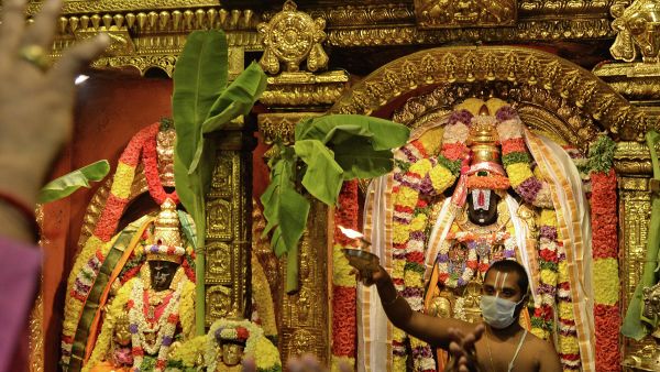 Hindu devotees visit the Tirumala Tirupati Devasthanams temple on the occasion of 'Ugadi' festival or new year's day as per the Hindu lunisolar calendar in Chennai on April 13, 2021 - Sputnik International