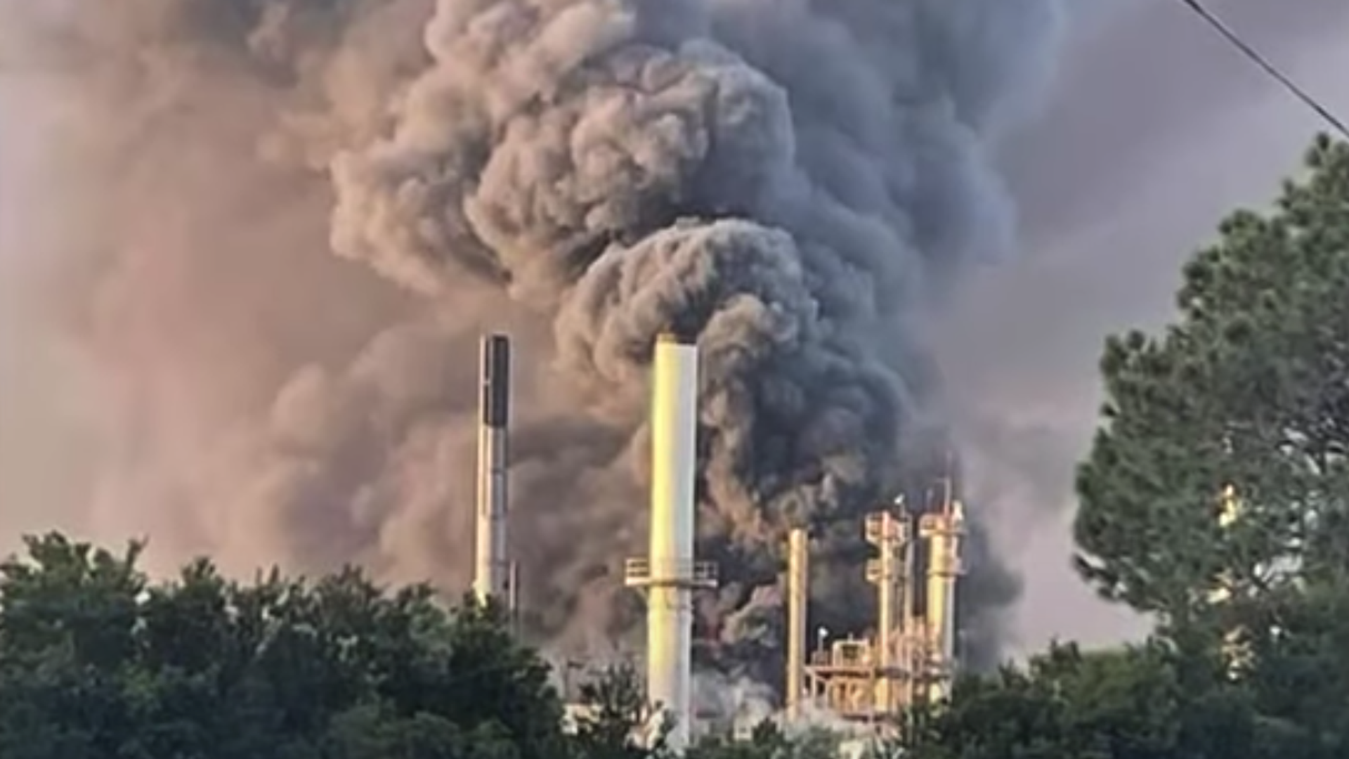 Image captures aftermath of massive industrial blaze that forced evacuations in Georgia early Monday. The cause of the fire remains unknown. Image captures aftermath of massive industrial blaze that forced evacuations in Georgia early Monday. The cause of the fire remains unknown. - Sputnik International, 1920, 19.10.2024