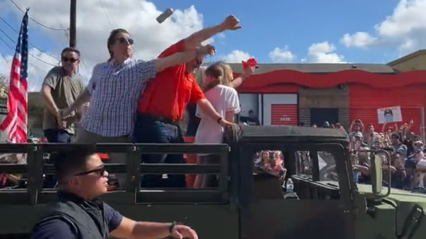 Astros fans boo and throw beer cans at US Sen. Ted Cruz as he appears in a parade celebrating the Houston Astros' World Series win. - Sputnik International