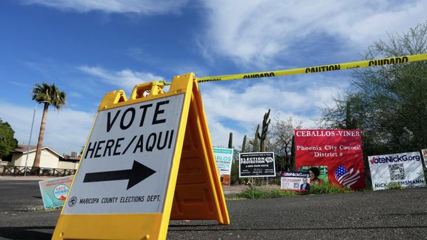 A voting sign points voters in the right direction to drop off ballots in Phoenix, Monday, Nov. 7, 2022. - Sputnik International
