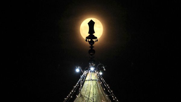 The full moon is seen above an illuminated Gurdwara on the occasion of Gurpurab, the 550th birth anniversary of Sikhism founder Guru Nanak Dev, at New Chandigarh in Punjab state on November 12, 2019 - Sputnik International