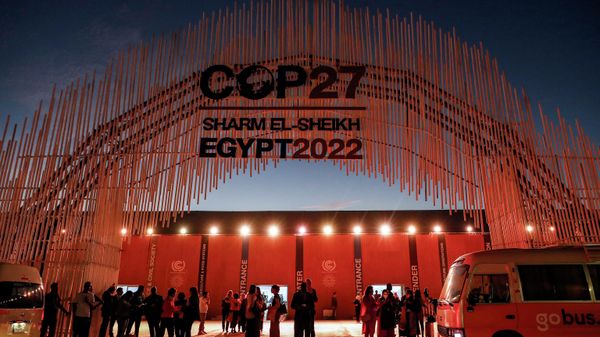 Delegates arrive at the COP27 climate conference in Egypt's Red Sea resort city of Sharm el-Sheikh on November 7, 2022 - Sputnik International