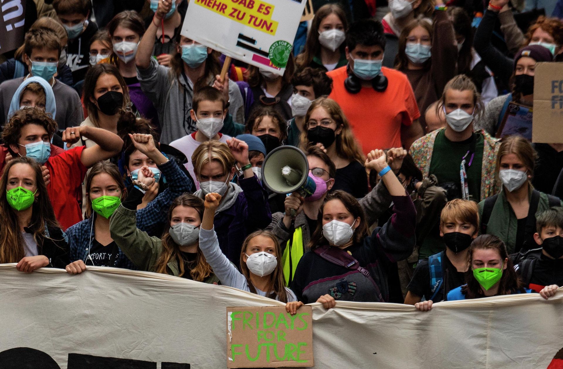 A photo taken on September 24, 2021 shows activists including Swedish climate activist Greta Thunberg (C) and German climate activist Luisa Neubauer (C-L) marching during a Fridays for Future global climate strike in Berlin, Germany. - Sputnik International, 1920, 08.11.2022