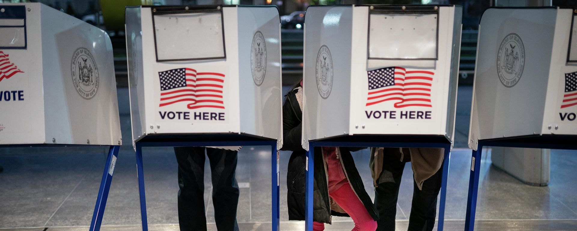 Voters fill out their ballots before bringing them to counting machines at a polling site in the Brooklyn Museum as the doors open for the midterm election, Tuesday, Nov. 8, 2022, in the Brooklyn borough of New York. - Sputnik International, 1920, 07.01.2024