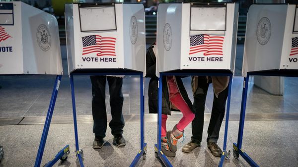 Voters fill out their ballots before bringing them to counting machines at a polling site in the Brooklyn Museum as the doors open for the midterm election, Tuesday, Nov. 8, 2022, in the Brooklyn borough of New York. - Sputnik International