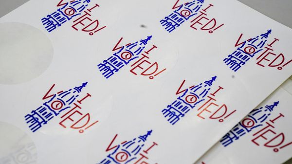 Stickers for voters in the midterm elections are set out at a polling place located at the Museum of the American Revolution in Philadelphia, Tuesday, Nov. 8, 2022.  - Sputnik International
