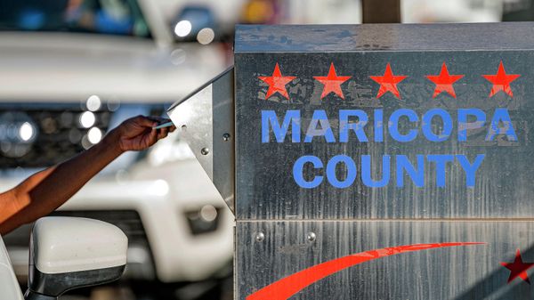 Voters drop their ballot in a dropbox in the US midterm election at the Maricopa County Tabulation and Election Center, in Phoenix, Arizona on November 8, 2022. - Sputnik International