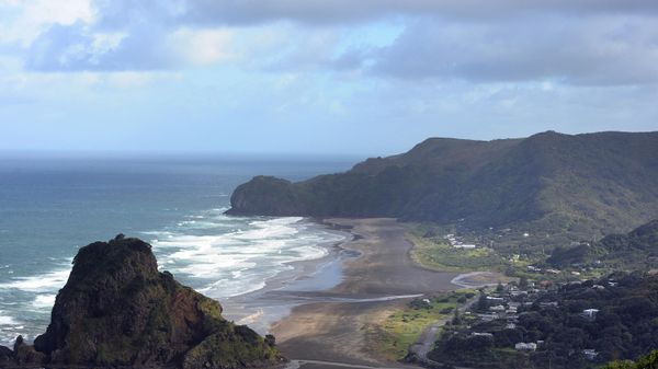 Lion Rock at Piha in New Zealand on October 18, 2011. - Sputnik International