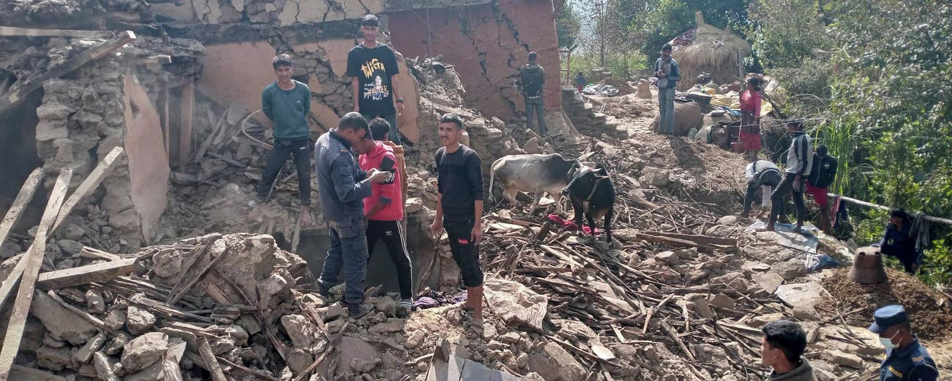 Nepalese villagers stand amidst the debris of their mudhouses after an earthquake in Doti district, Nepal, Wednesday, Nov.9, 2022. Nepalese villagers stand amidst the debris of their mudhouses after an earthquake in Doti district, Nepal, Wednesday, Nov.9, 2022. - Sputnik International, 1920, 04.11.2023