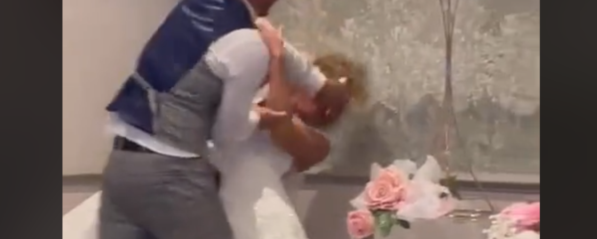 A groom smears wedding cake in his bride's face in a viral TikTok video - Sputnik International, 1920, 09.11.2022