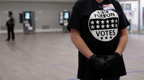 Poll worker Mary Emery waits to help voters during the midterm election Tuesday, Nov. 8, 2022 at Church of the Redeemer in Sandy Springs, Ga. - Sputnik International