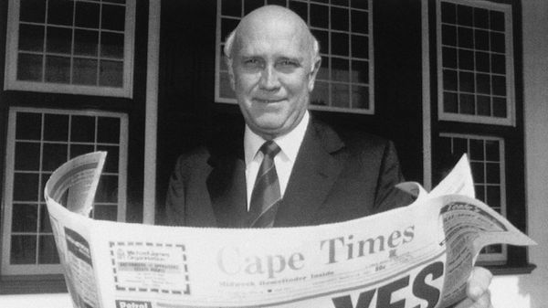 South African President F.W. de Klerk poses outside his office in Cape Town, South Africa March 18, 1992, while displaying a copy of a local newspaper with banner headlines declaring a Yes result in a referendum vote to end apartheid and share power with the black majority for the first time. South African President F.W. de Klerk poses outside his office in Cape Town, South Africa March 18, 1992, while displaying a copy of a local newspaper with banner headlines declaring a Yes result in a referendum vote to end apartheid and share power with the black majority for the first time. - Sputnik International