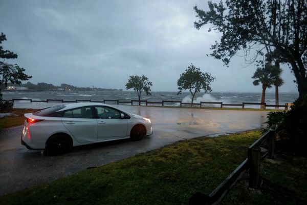 People check-out the waves from their car at Causeway Beach Park before Hurricane Nicole makes landfall in Jensen Beach, Florida on November 9, 2022. - Sputnik International