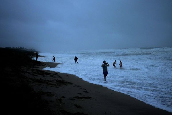 People visit the oceanfront at Jensen Beach Park, where waves were reaching to the dune's edge as conditions deteriorated with the approach of Hurricane Nicole, Wednesday, Nov. 9, 2022. - Sputnik International