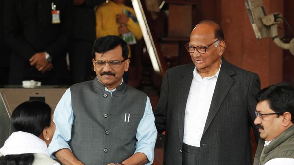 Nationalist Congress Party (NCP) leader Sharad Pawar, second right, and Shiv Sena Lawmaker Sanjay Raut, center left, speaks with other lawmakers at the Parliament House, in New Delhi, India, Thursday, Dec. 5, 2019.  - Sputnik International