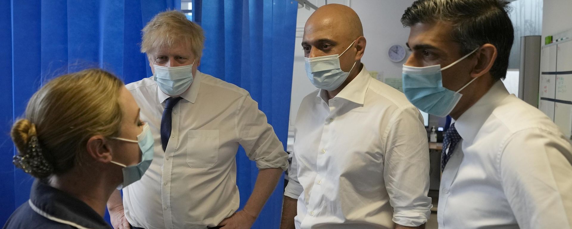 Boris Johnson, Sajid Javid and Rishi Sunak speak to a nurse during a visit to the New Queen Elizabeth II Hospital, Welwyn Garden City - Sputnik International, 1920, 10.11.2022