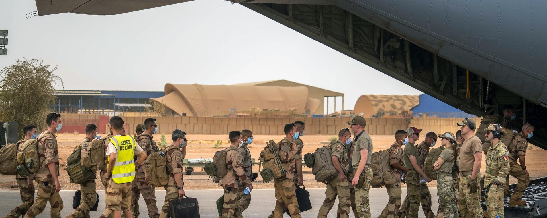 French Barkhane force soldiers who wrapped up a four-month tour of duty in the Sahel leave their base in Gao, Mali, June 9, 2021. French Barkhane force soldiers who wrapped up a four-month tour of duty in the Sahel leave their base in Gao, Mali, June 9, 2021. - Sputnik International, 1920, 10.11.2022