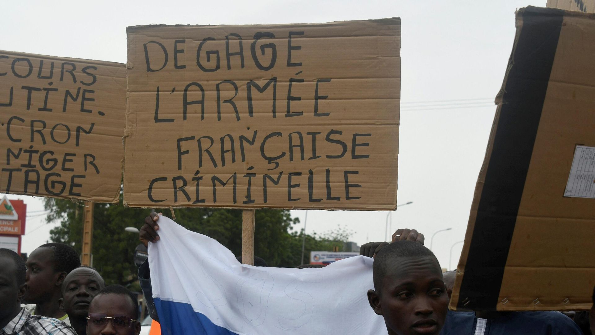 A man holds a placard reading Clear off criminal French army as people demonstrate against French military presence in Niger on September 18, 2022 in Niamey. - Sputnik International, 1920, 11.11.2022