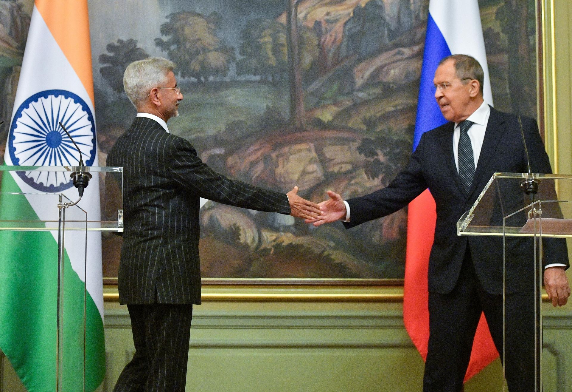 Russian Foreign Minister Sergei Lavrov, right, and his Indian counterpart Subrahmanyam Jaishankar shake hands - Sputnik International, 1920, 13.11.2022