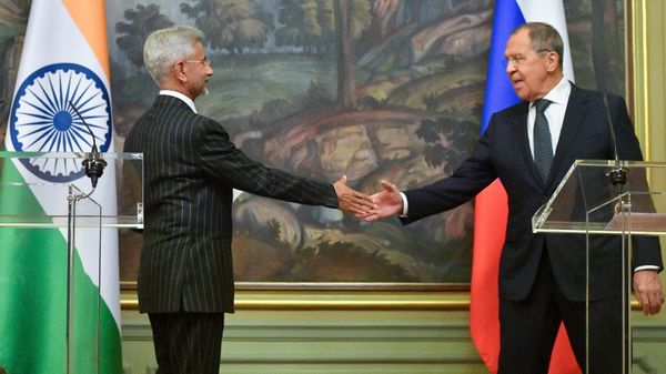 Russian Foreign Minister Sergei Lavrov, right, and his Indian counterpart Subrahmanyam Jaishankar shake hands - Sputnik International