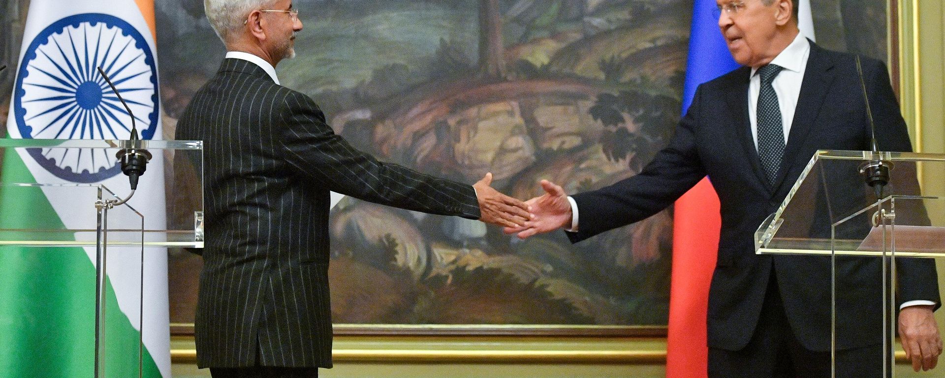 Russian Foreign Minister Sergei Lavrov, right, and his Indian counterpart Subrahmanyam Jaishankar shake hands - Sputnik International, 1920, 13.08.2025