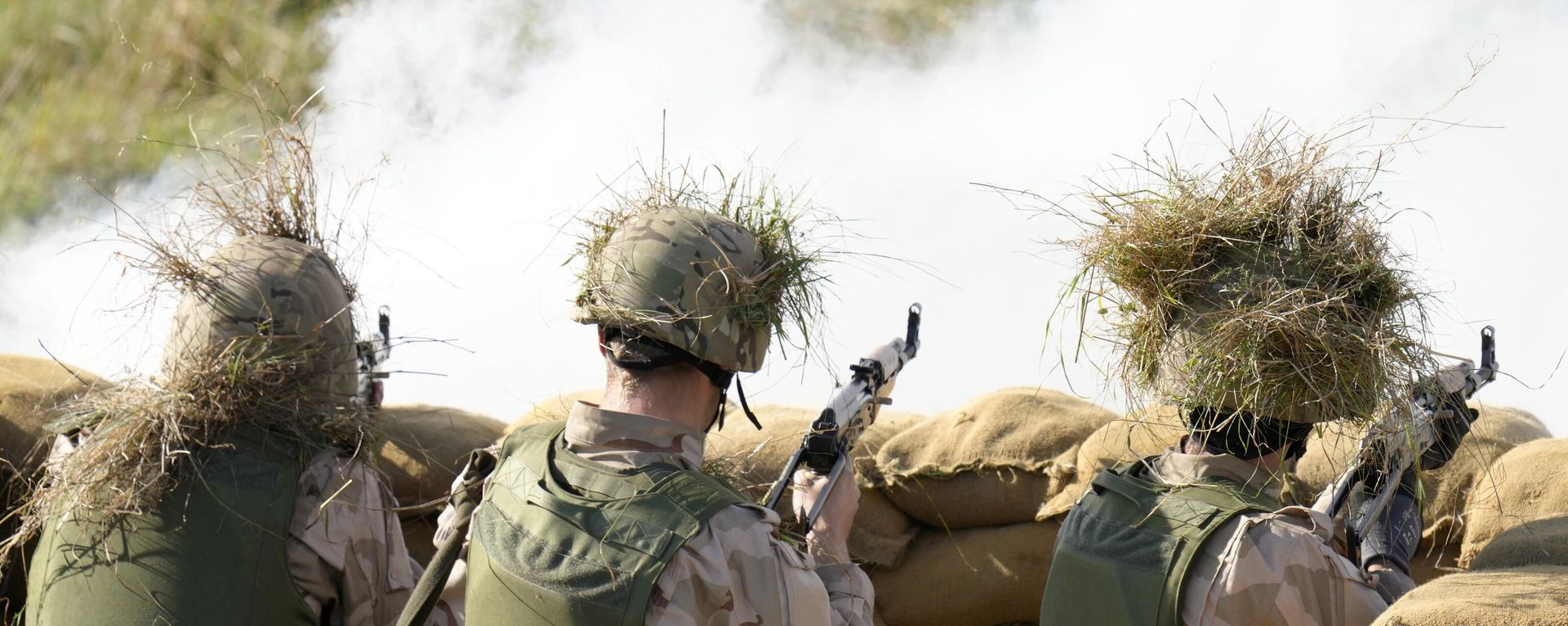 Ukrainian recruits take part in a live fire training exercise at a military base with UK Armed Forces in Southern England Ukrainian recruits take part in a live fire training exercise at a military base with UK Armed Forces in Southern England - Sputnik International, 1920, 18.08.2023