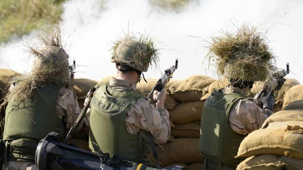 Ukrainian recruits take part in a live fire training exercise at a military base with UK Armed Forces in Southern England - Sputnik International